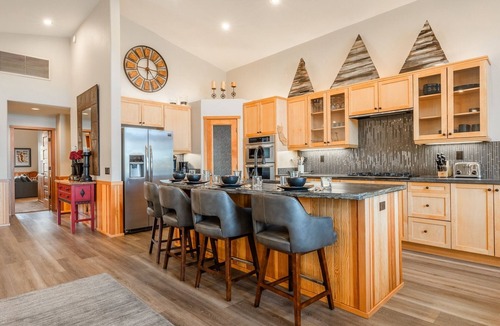 Mammoth Lakes House | Fantastic Mountain Townhome! Shared Hot Tub! Pool Table! Views!