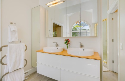 Ojai House | Farmhouse in Ojai with views of the Sacred Topa Topas