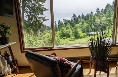 Eugene House | Fern Forest Hideaway on Beautiful 10 Acres