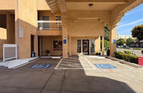 Hayward Hotel | Foothills Inn