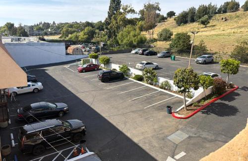 Hayward Hotel | Foothills Inn