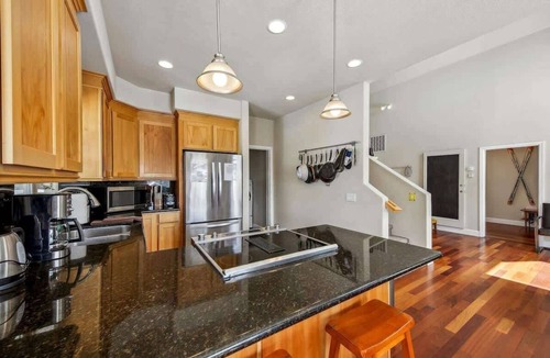 South Lake Tahoe Cabin | Forest Mtn Lodge: Hot Tub, Game Room, Trails