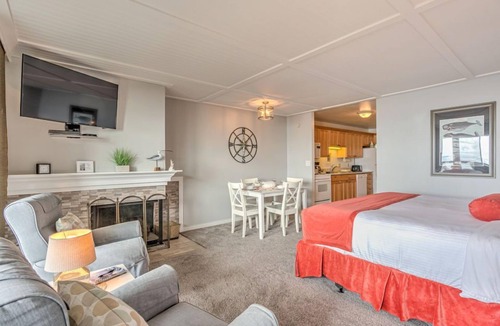 Otter Rock Apartment | Forest View Studio with Full Kitchen & Patio