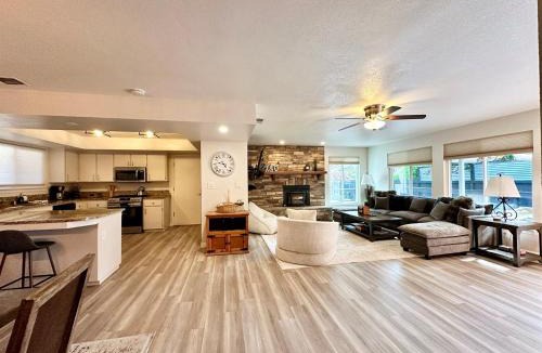 Templeton House | Forest & Vine Hot tub, Fire pit and sleeps 10