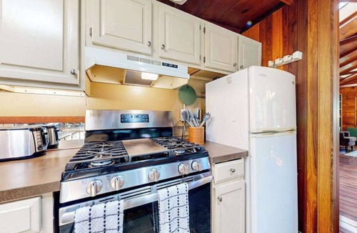 Forestville House | Forestville 3BR riverfront cabin with hot tub & redwood decks
