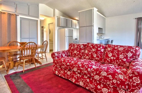 Woodlands House | Four Little Bears w/ AC, 15 mins. to lake, ski resort, & the village