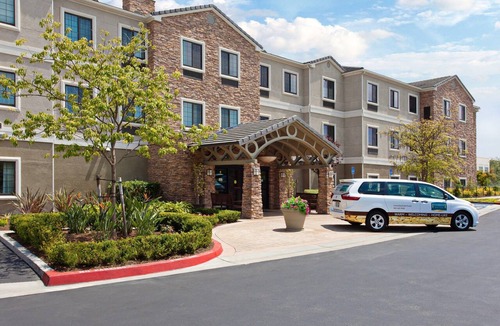 Lake Forest Apartment | Free Breakfast. Outdoor Pool & Hot Tub