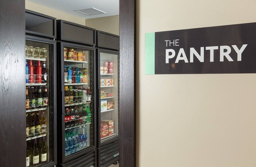 Corona Apartment | Free Breakfast. Pool & Hot Tub. Gym. Near Amazon!