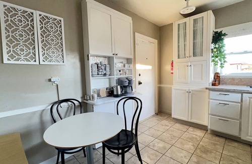 Oakland House | Free Parking Fast WiFi Backyard Near OAK & BART