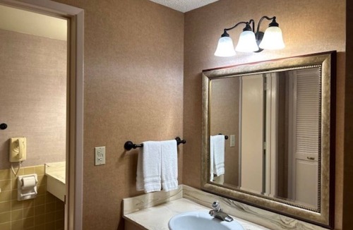 Raisin Hotel | Fresno Airport Stay with Free Shuttle Near Yosemite, Sequoia & Local Attractions