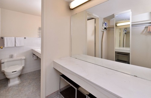 Raisin Hotel | Fresno City Inn