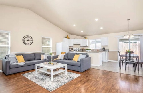 Roosevelt House | Fresno Home| Fire Pit| Sleeps 10| Quiet Community!
