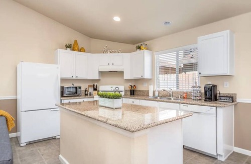 Roosevelt House | Fresno Home| Fire Pit| Sleeps 10| Quiet Community!