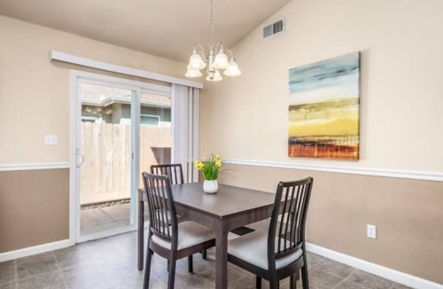 Roosevelt House | Fresno Home| Fire Pit| Sleeps 10| Quiet Community!