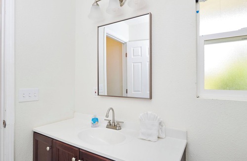 Raisin Apartment | Fresno Studio - A/C & Heating, Wi-Fi, Washer & Dryer