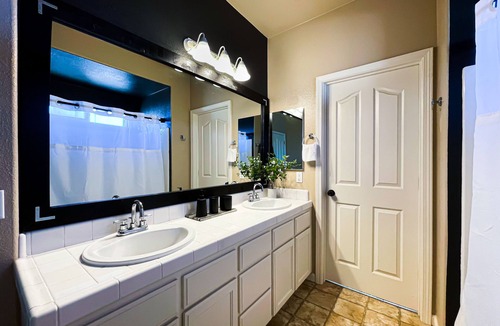 Salinas House | Friends, Family & Dog Stay in Monterey Peninsula with AC & Grill