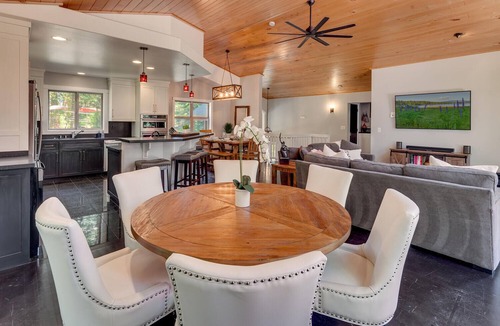 South Tahoe House | Front and Center - TLUXP