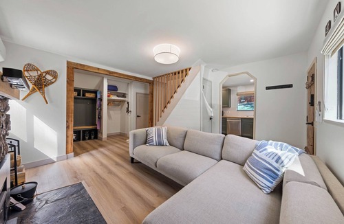 Kingvale House | Frosty Pines Cabin: Cozy 2 Bedroom Family Retreat