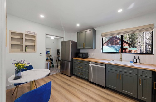 Kingvale House | Frosty Pines Cabin: Cozy 2 Bedroom Family Retreat