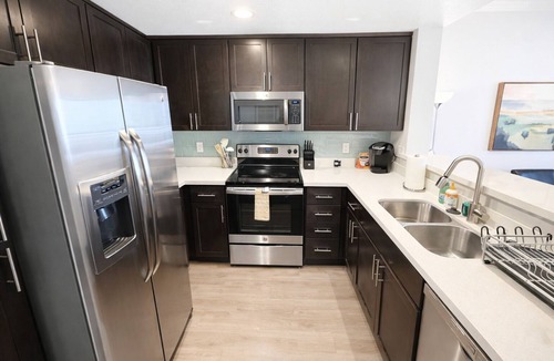 Westwood Apartment | Fully Furnished 2BR/2BA on Wilshire Blvd - AC, Gym Access, Ideal for Relocation
