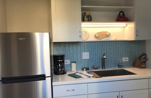 Downtown House | Fully Renovated 1 Bedroom Beach House - Steps to the Sand, View of the Pier - Start Relaxing Today!
