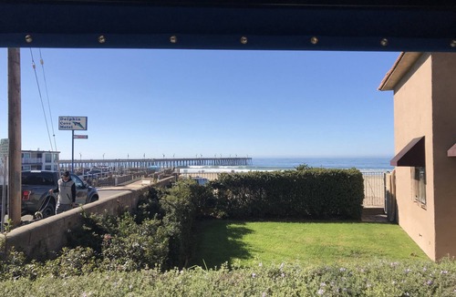 Downtown House | Fully Renovated 1 Bedroom Beach House - Steps to the Sand, View of the Pier - Start Relaxing Today!