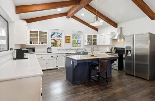 Yosemite Forks House | Fun Getaway with Golf HotTub Volleyball and more