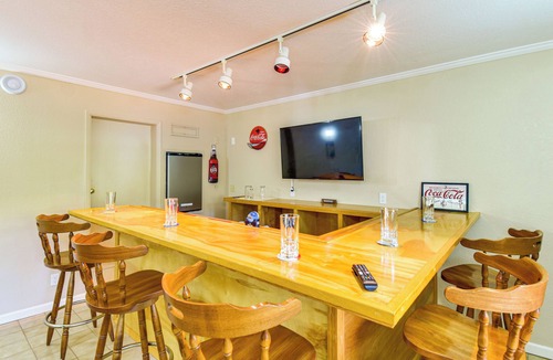 Groveland Cottage | Game Room + Bar: Wooded Pine Mountain Lake Retreat