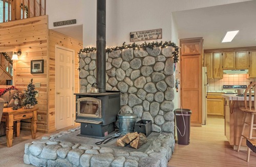Arnold Cottage | Game Room & Deck: Pet-friendly Camp Connell Cabin