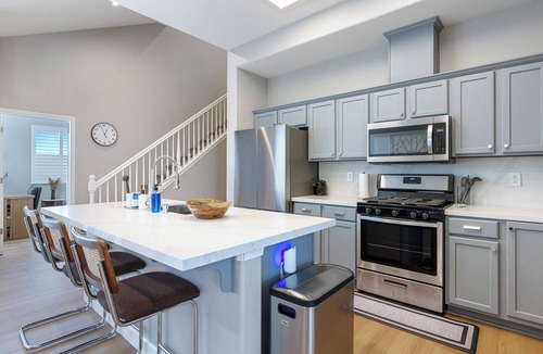 Clovis House | Gated Clovis retreat - 4 bedroom- Workspace, close to eats and shops