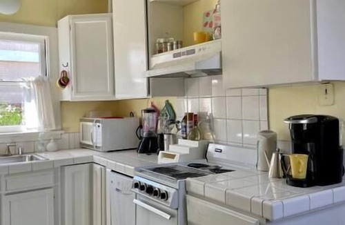 Oakland House | Gated cottage*self ck-in*fast WiFi*free parking