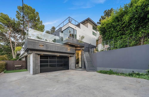 Los Angeles House | Gated New Designer 6bd/7ba Estate w Pool & Spa, Guest house, Elevator, & Views!