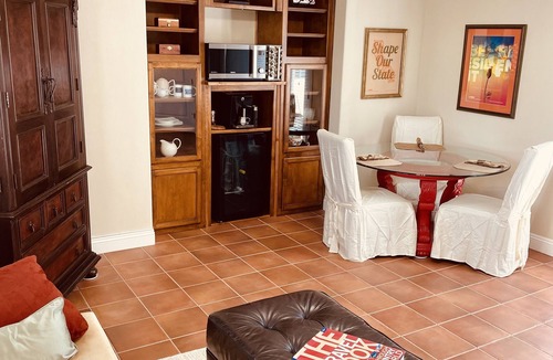 River Oaks House | Gates, Clean & Serene guest quarters