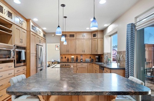 Sparks House | Giant Jacuzzi Luxe 5 BD Home Pool Table Ping-Pong