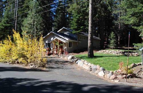 Ridgewood House | Glades Getaway by Tahoe Getaways - Charming Pet-Friendly 3 BD North Shore Cabin w Wood Fireplace & Short Drive to Ski Resorts