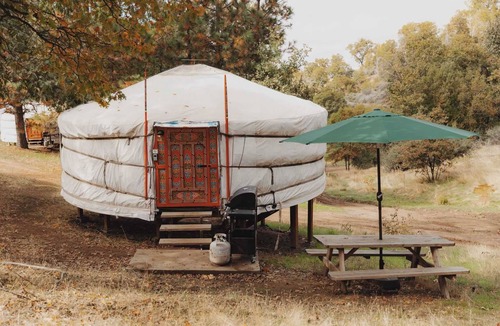 Dunlap House | Glamping yurt at nature retreat in Sequoia NForest