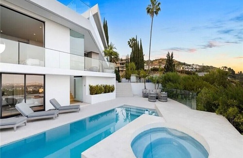 Hollywood Hills West House | Glass Horizon - Exclusive Architectural Gem Overlooking LA’s Skyline