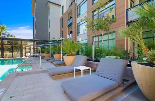 Shoreline West Apartment | Global Luxury Suites at Downtown Mountain View
