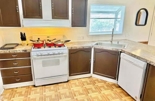 Silver Springs House | Golden Oak House 3Bedrooms|2bathrooms|16Sleeps