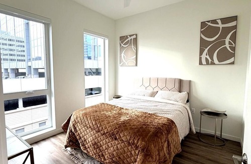 Downtown Sacramento Hotel | Golden One DOCO Downtown Penthouse Balcony Suite with Skyline View