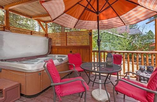 Woodlands House | Goldies Getaway - Beautiful modern cabin with Hot Tub! Game Room with Foosball and Ping Pong Table!