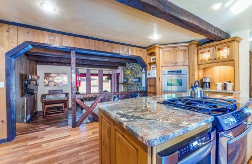 Oakhurst House | Goldside Mansion w/sleeping for 20 and tons of fun