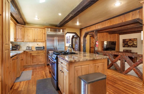 Oakhurst House | Goldside Mansion w/sleeping for 20 and tons of fun