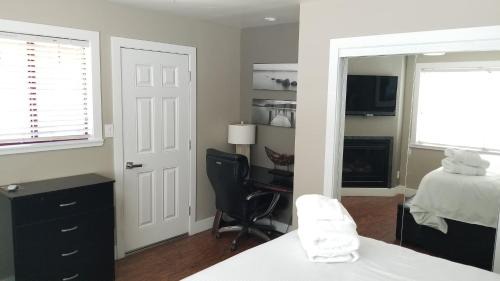 Lakeside Park Cabin | Gondola Lodge with Free Beach Voucher