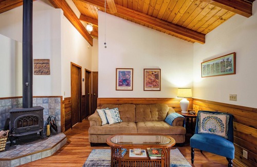 Volcano House | Gorgeous 3b/2b house minutes from Natl Park & Volcano Village. Family friendly!