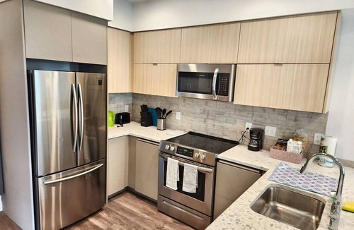 Pico-Union Hostel | Gorgeous Hollywood 1 br suite with rooftop views