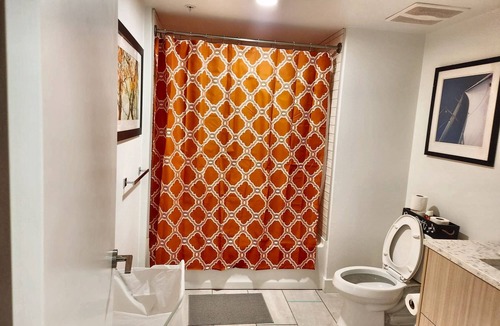 Pico-Union Hostel | Gorgeous Hollywood 1 br suite with rooftop views