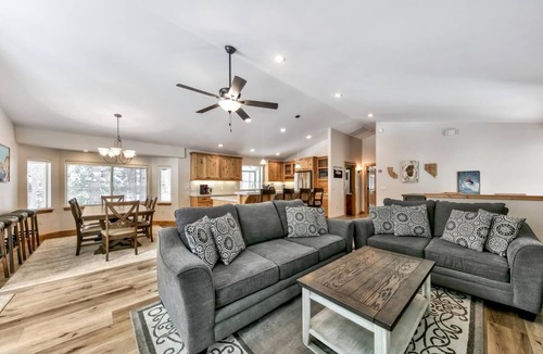 Pioneer Trail Cabin | Grand Cabin Paradise - Beautiful Yard, BBQ, Forest