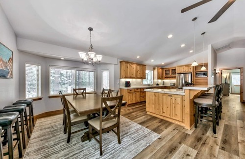 Pioneer Trail Cabin | Grand Cabin Paradise - Beautiful Yard, BBQ, Forest