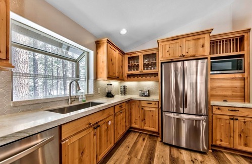 Pioneer Trail Cabin | Grand Cabin Paradise - Beautiful Yard, BBQ, Forest